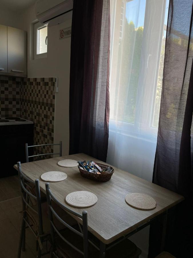 Apartmani Marija Zemun Zemun Polje Exterior photo